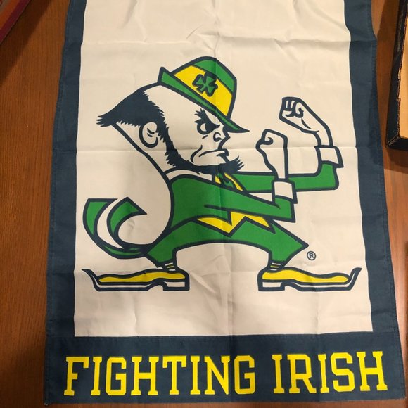 WinCraft Bandiera Ufficiale Notre Dame Fighting Irish Leprechaun 90x150 Cm - Deluxe Con Occhielli, Per Tifosi